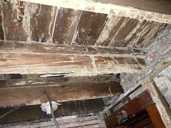 A wood beams and a wire in a pest-free barn in Aurora